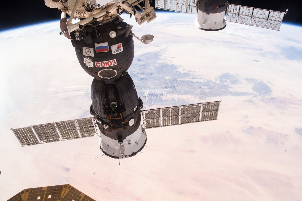 NASA's tweet photo. LIVE NOW: @StationCDRKelly undocks from @Space_Station after spending a #YearInSpace. Watch: https://t.co/rUrtFD4xk0 https://t.co/dnapYRagoN