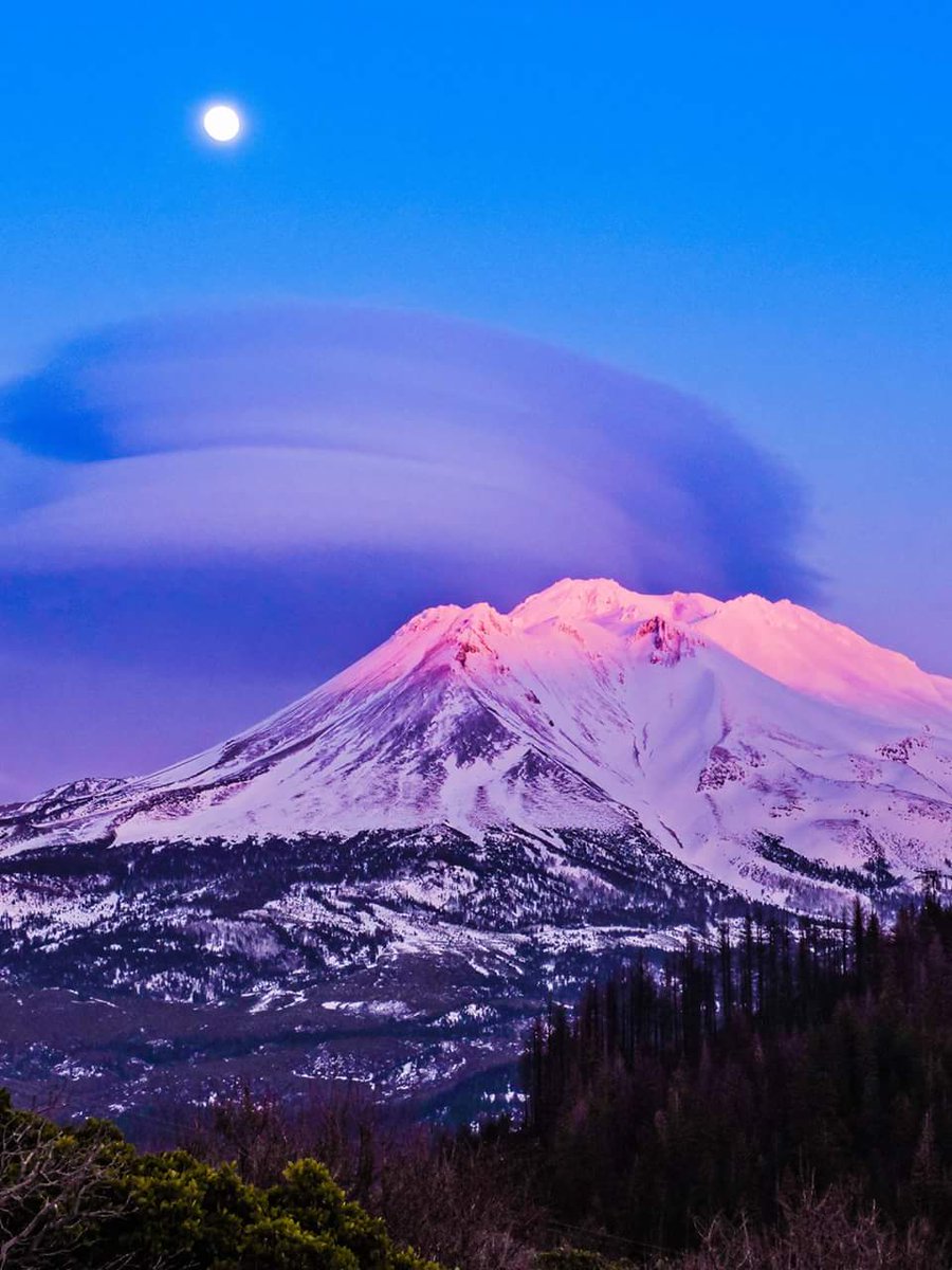 AdventureTrio's tweet image. A spectacular photo of the #moon over #mtshasta.  We love this place!  #mccloud @mc_outdoor #adventure #Skiing #snow