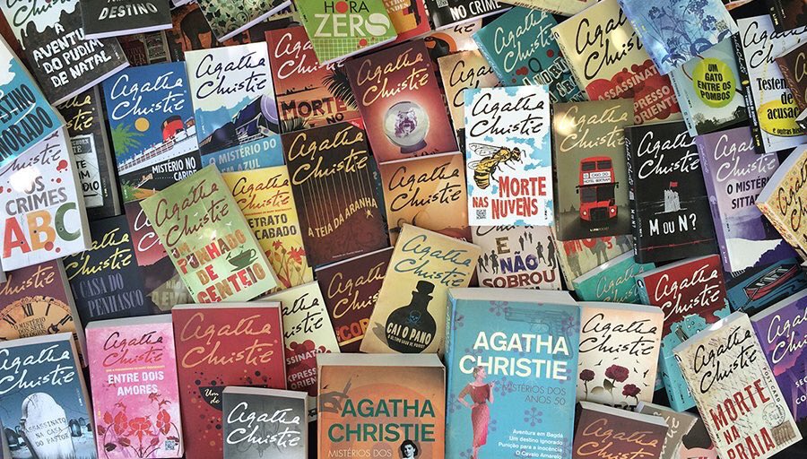 Aku tuh lbh bahagia lihat tumpukan begini daripada tumpukan make up berbagai merk. *geek* 😂😂