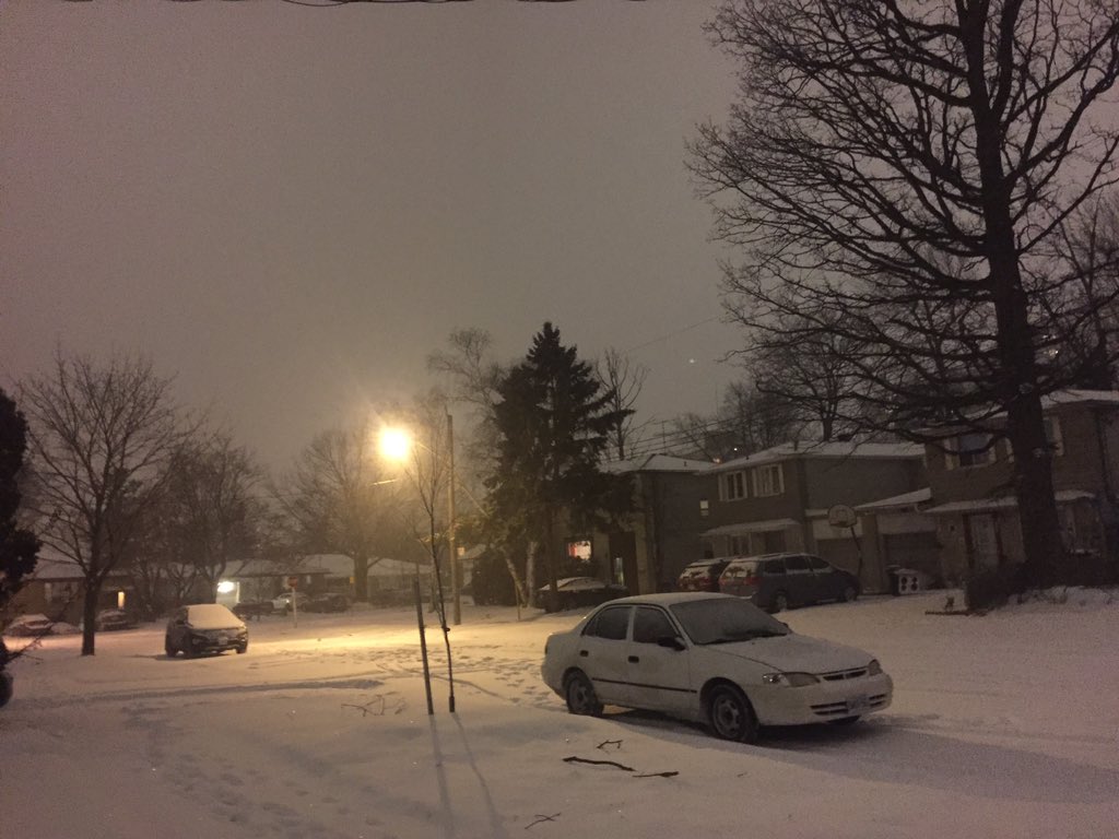 MisakiSwift's tweet image. 写真では伝わらないけど、雪が凄い降ってきた〜 今朝のTTCは最悪だったし、明日も心配だ😭😭