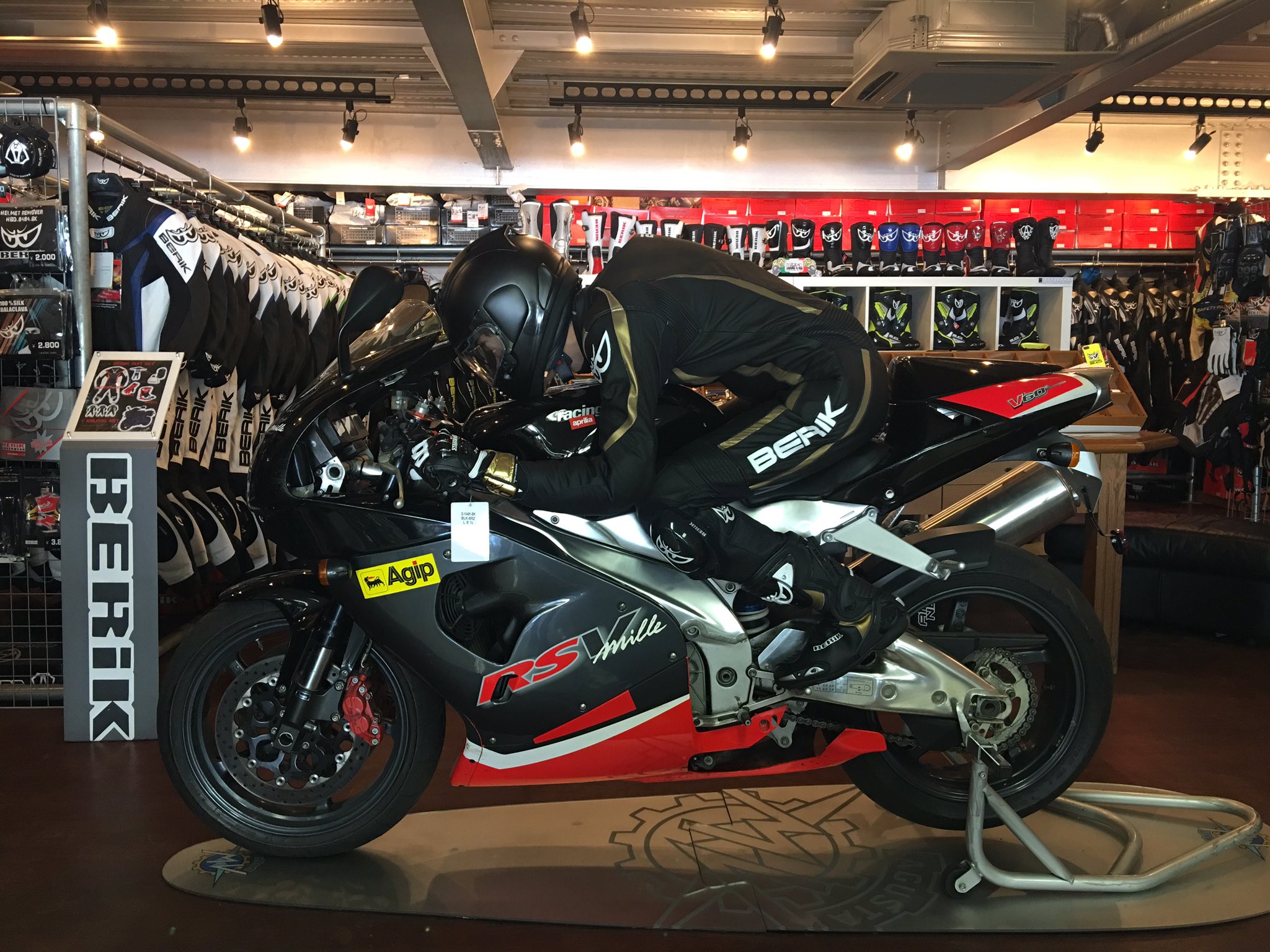 Berik 新製品のスーツ着てみました サイズ Eu50 身長 177cm 体重 70kg 前年度の10万円セット対象スーツ と比べて ややタイト気味のサイズ感です もちろん この新型レーシングスーツも10万円セット対象です T Co Cmwjjteubf Twitter