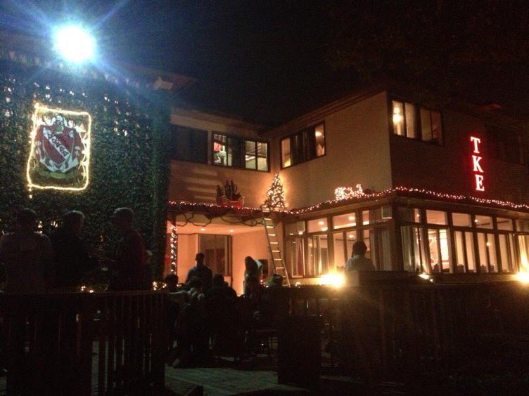 USCFrats's tweet photo. Does TKE have the best house(s) on the Row? ✌🏻️ #USCFrats https://t.co/yLX7XPwMIW