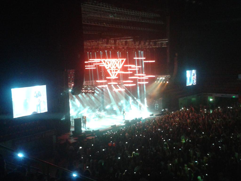 ailincarrizo's tweet photo. Viendo al bomba de @AlejandroSanz con mi amigui @fernandaluj 💕 🙌 https://t.co/fFSTYyN53k