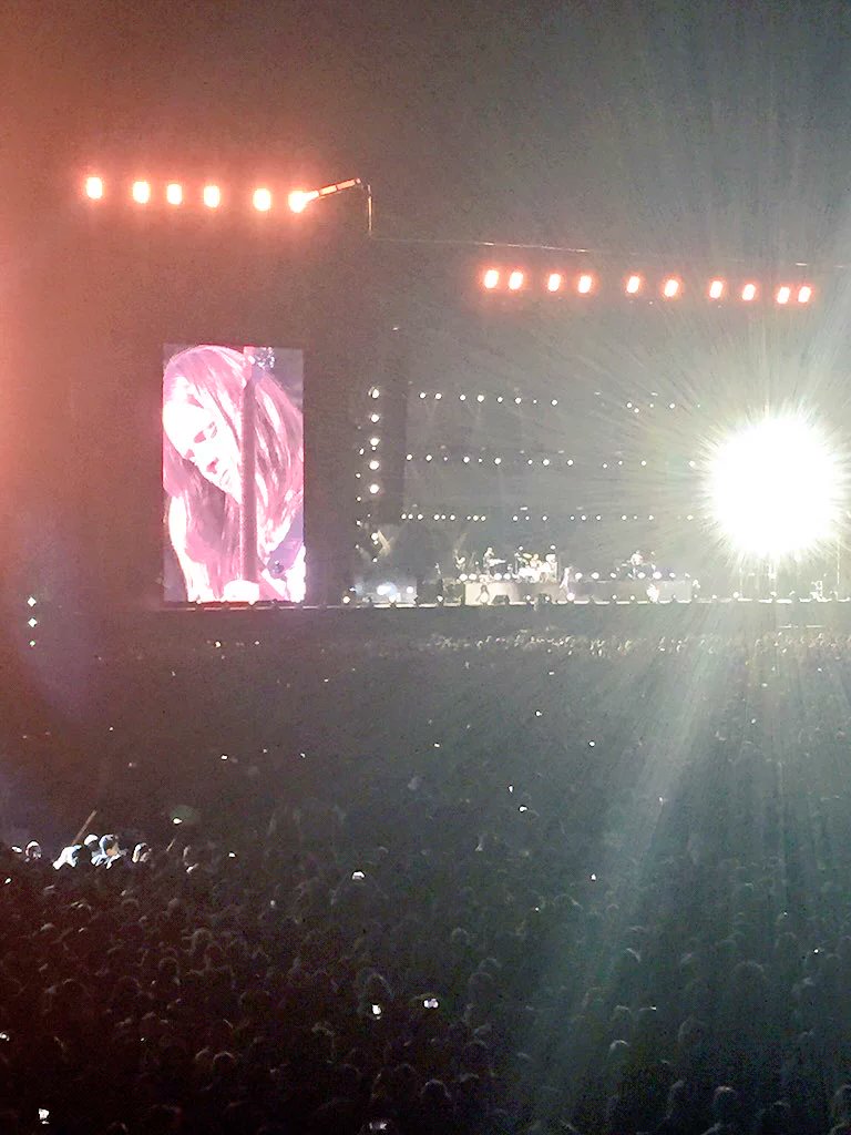 LadyJimms's tweet photo. Ame Verlos 😍😍👌🏻 @maroon5 @adamlevine @JRCarmichael @jamesbvalentine  #MaroonVTourMx  #LoMejor #Maroon5MexicoCity 😍🙌🏼 https://t.co/xaFH8JhVU2