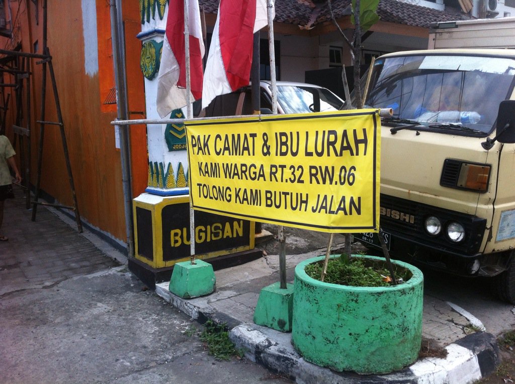 bagusaddi's tweet photo. #kamiButuhJalan, loc: bugisan wb3/592 Yk, mohon tinjau kondisi kami, beri kami solusi. @herry_zudianto https://t.co/4PRJ73GXbX