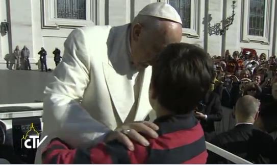 CatholicNewsSvc's tweet photo. Always room for extra passengers with #PopeFrancis in @the_popemobile https://t.co/blFjizWzPG