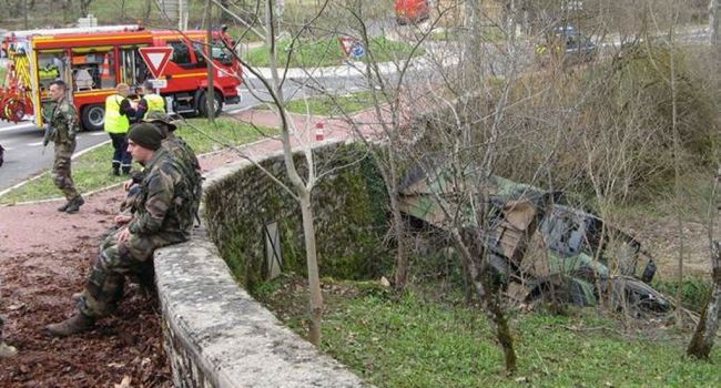 OpexNews's tweet image. Le camion tombe dans le ravin, douze #militaires blessés - ladepeche.fr/article/2016/0… #Toulouse #1erRCP #Caylus