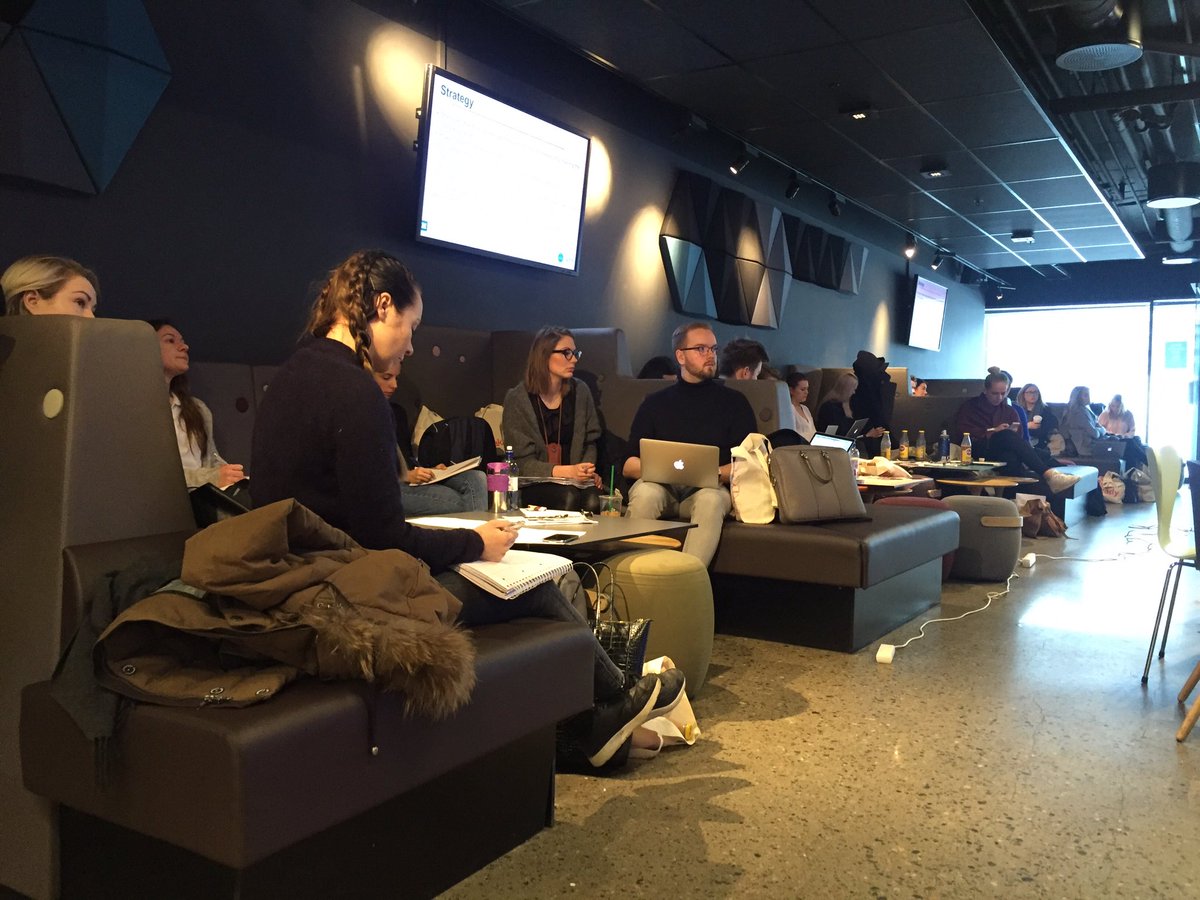 KommCase's tweet photo. Vi er i gang. @psbronn gir studentene en innføring i PR-prosessen. Lykke til alle sammen 😊 #kommcase https://t.co/rur8IZtKNN