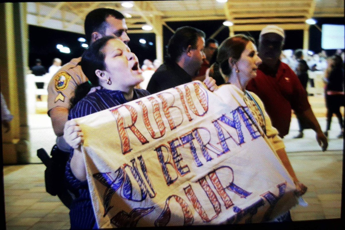 LatinaComunica's tweet photo. Madres indocumentadas y #Dreamers protestan discurso de @marcorubio por traicionar a su comunidad #RubioTraitor https://t.co/5BCcAiZ9Gb