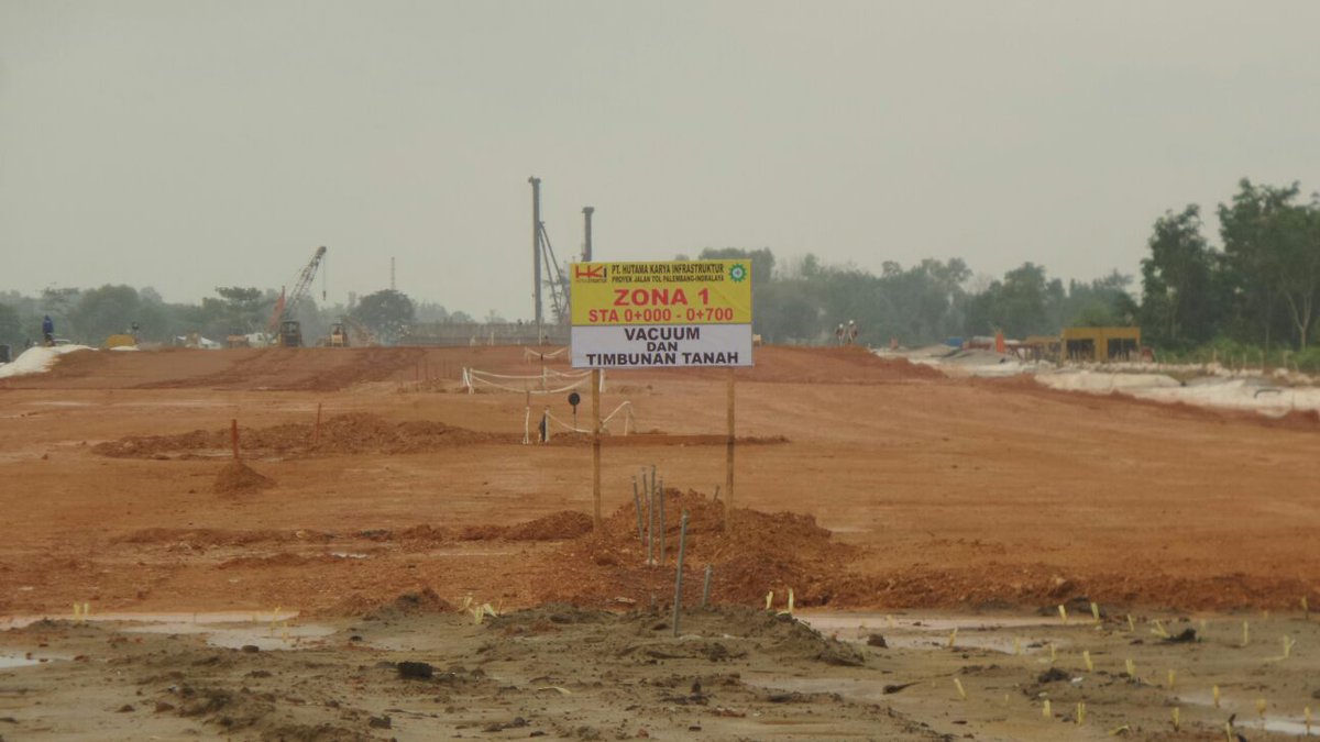 KemenPU's tweet photo. 1. Proyek pembangunan ruas Jalan Tol Palembang - Indralaya secara umum berada diatas lahan dengan kondisi tanah rawa https://t.co/We6zLbxKlq