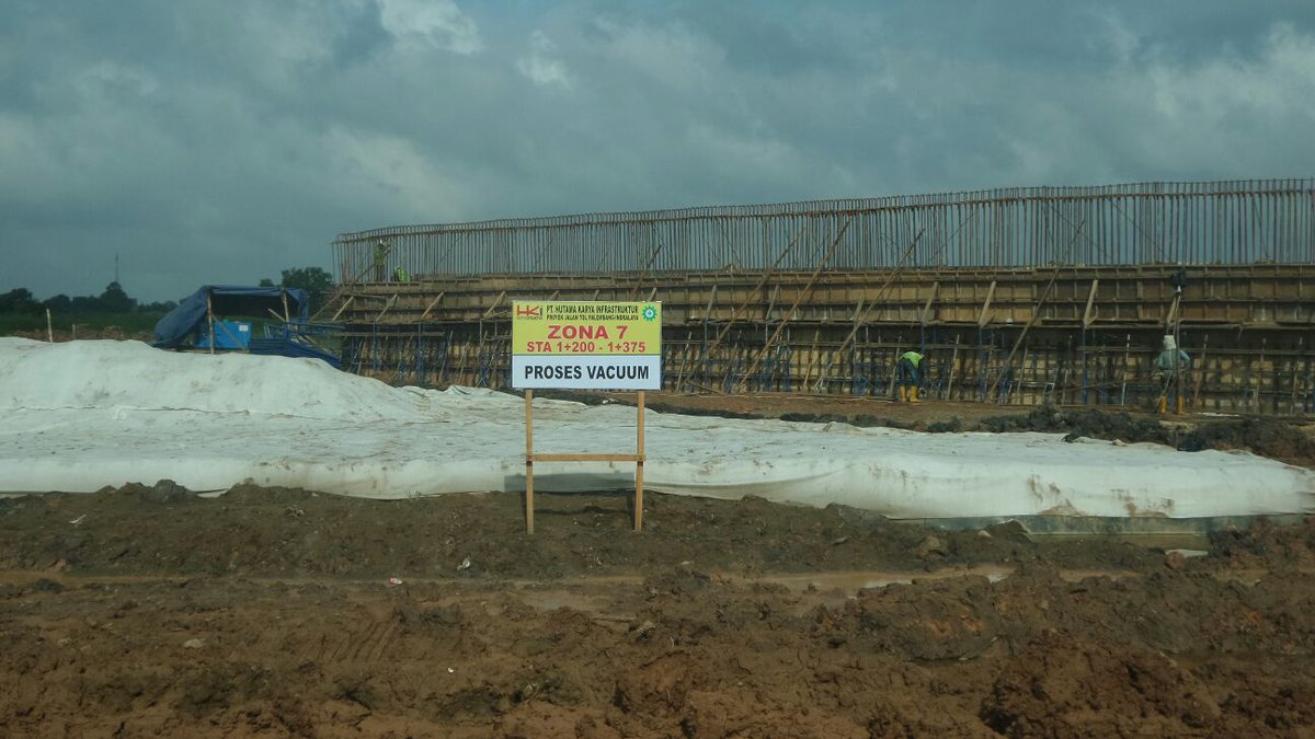 KemenPU's tweet photo. 2.Teknologi pemompaan Vacuum Consolidation Method(VCM)pertama kali di Indonesia pd pryek Jln Tol Palembang-Indralaya https://t.co/GNfrYAXLfE