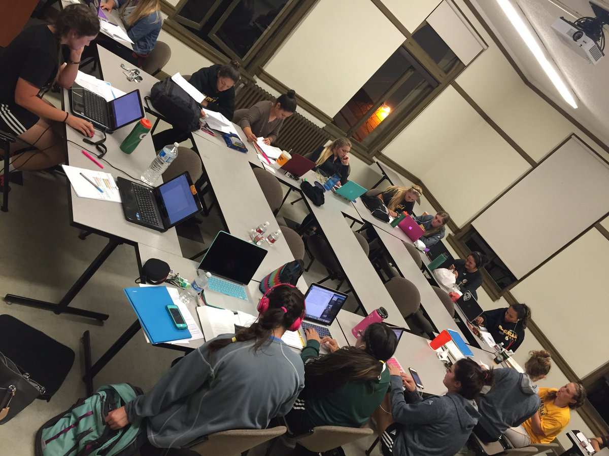ProfessorLawlz's tweet photo. These softball players are students first. #teamstudyhall πβΎοΈππππ§ https://t.co/YSzcYF232M