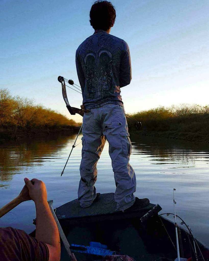Bowfish247365's tweet photo. Fan Photo Submission by: mr._.fry > My buddy got an awesome pic of me on the #bowdeck of my #boat #bowfishing #rive⦠https://t.co/PBGBtsxtOR