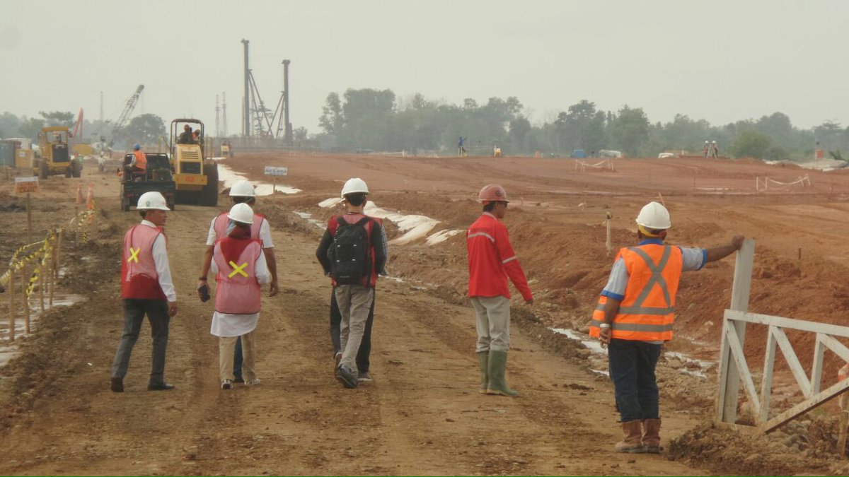 KemenPU's tweet photo. 3.Dilakukan uji tanah pertma kali,dari panjang 22km tol tsb, dari km 0-16 kondisi tanah hrs diperbaiki dg sistem VCM https://t.co/ZtnE6VliOh