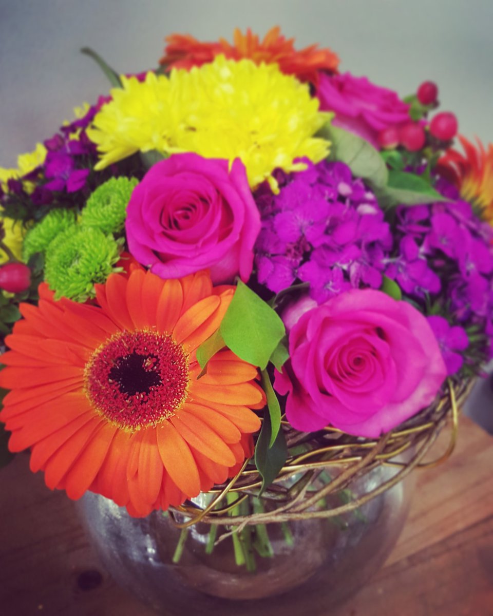 WarnBayFlorist's tweet photo. #creations #bright and #happy #flowers https://t.co/bEKiYcf86o