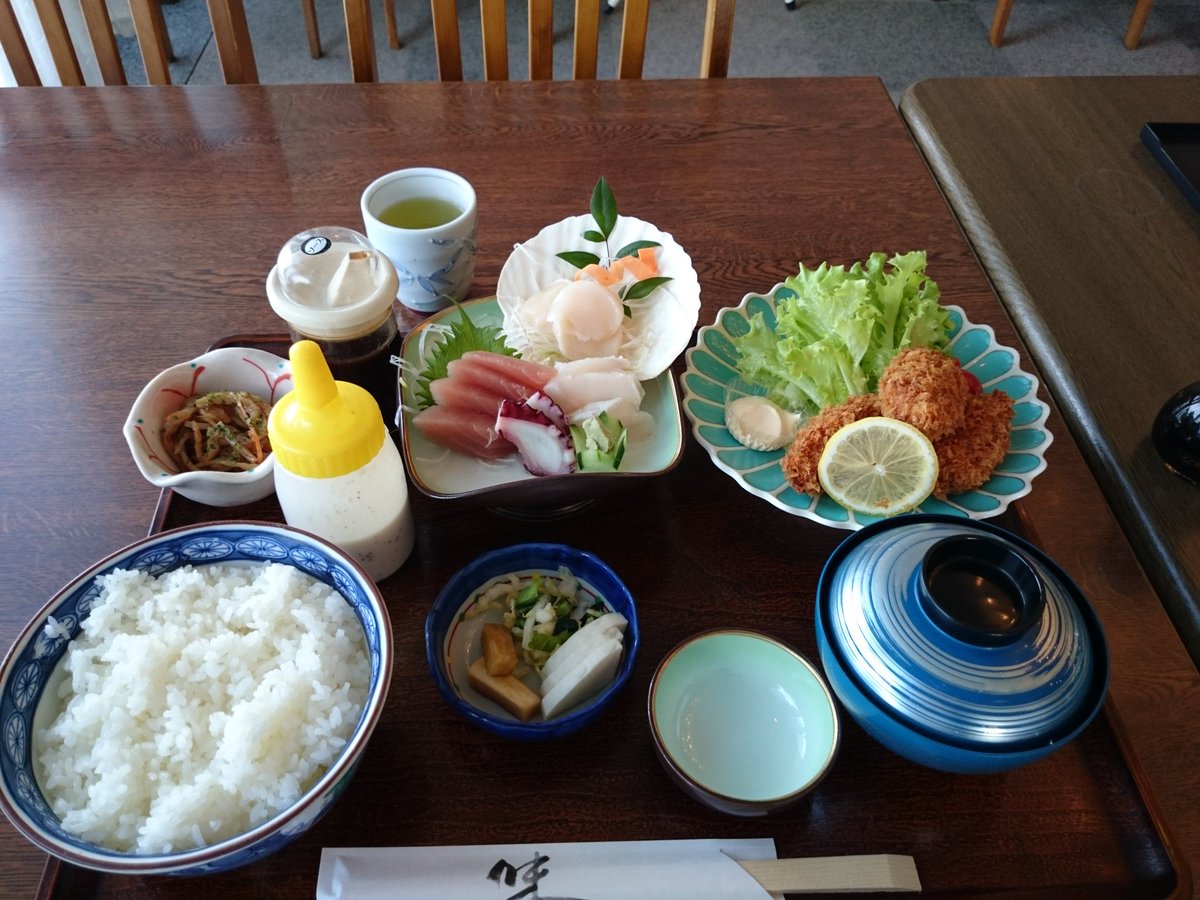MagicPoint00's tweet photo. 二度目の昼飯。
魚来庵さんで、刺身とカキフライの定食！
美味い(*´ω｀*) https://t.co/PLQfyPprUt