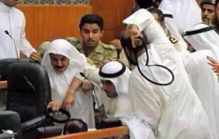 dhaeen111's tweet photo. شفتوا العقال ..
هو اللي انضرب فيه الحمار دشتي...👌
يستاااهل..

اتمنى يتفعّل 👇👇
#عقال_حمد_الهرشاني_سعودي https://t.co/1JAfGtxrXd