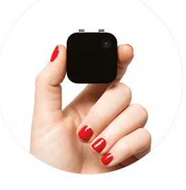 techwearablehk's tweet photo. Karma是一款可穿戴的智能相機。它小巧到你完全會忘記它的存在。使用的時候你可以將它掛在任何它能夠夾在的地方或者手上。你可以使用你的智慧手機控制它的拍照和攝像，同樣的，你也能通過wifi或者藍牙上傳和分享你的照片和影片。 https://t.co/DtJqHJolFS
