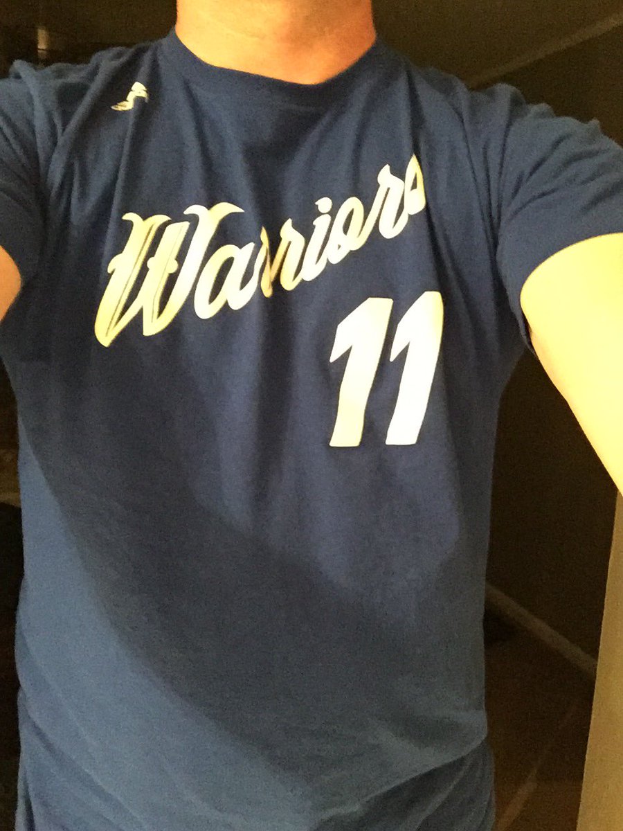 seeeyo's tweet photo. The @KlayThompson Christmas shirsey is 1-0! #GoDubs #Warriors #NoSteph!!! https://t.co/NygVUuyhuq