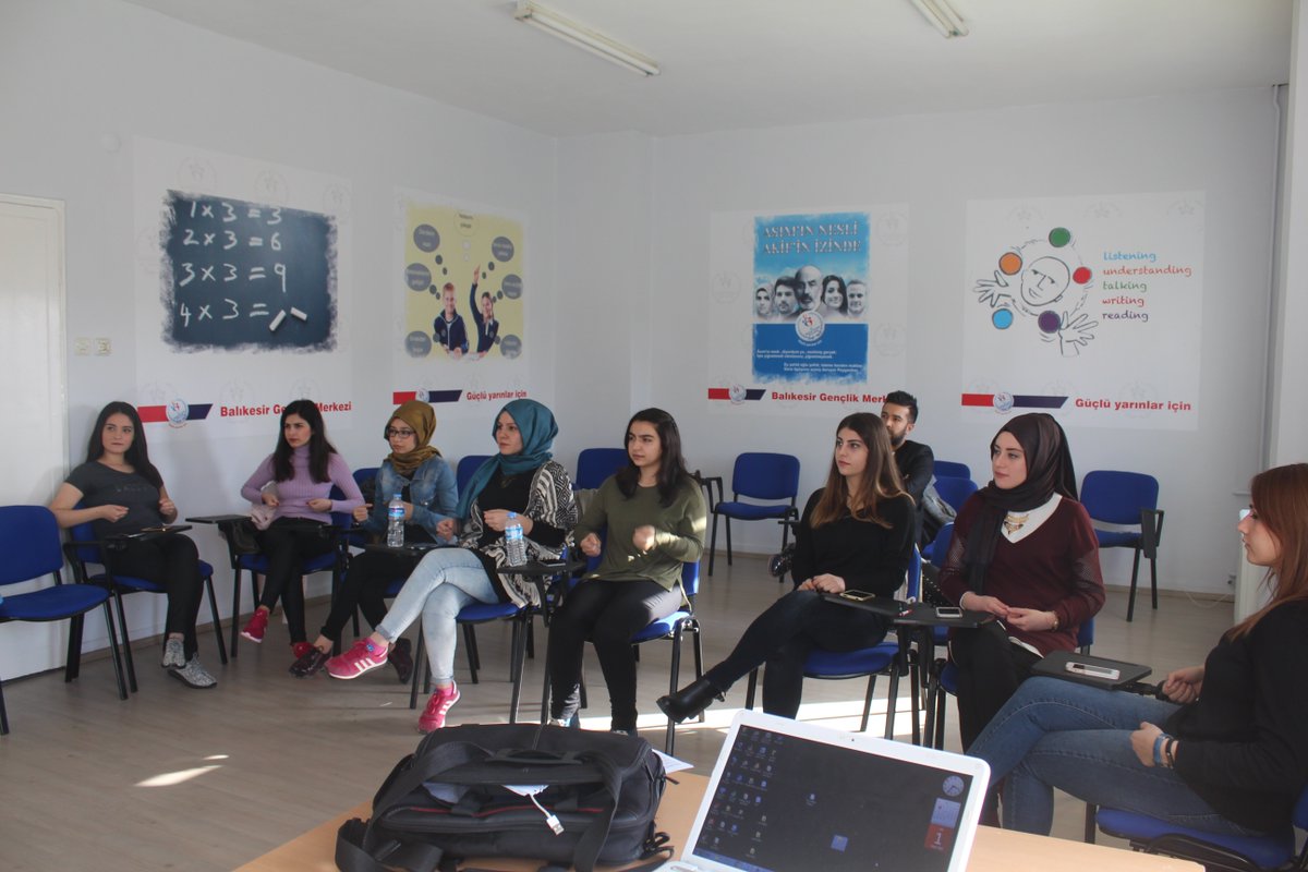 GSB_BalikesirGM's tweet photo. #GSBBalıkesirGençlikMerkezi Dil Eğitimleri Atölyesi İşaret Dili çalışmamız. Genç Kalın Gönüllü Kalın. #YeniBirNefes https://t.co/X61kYLTBZu