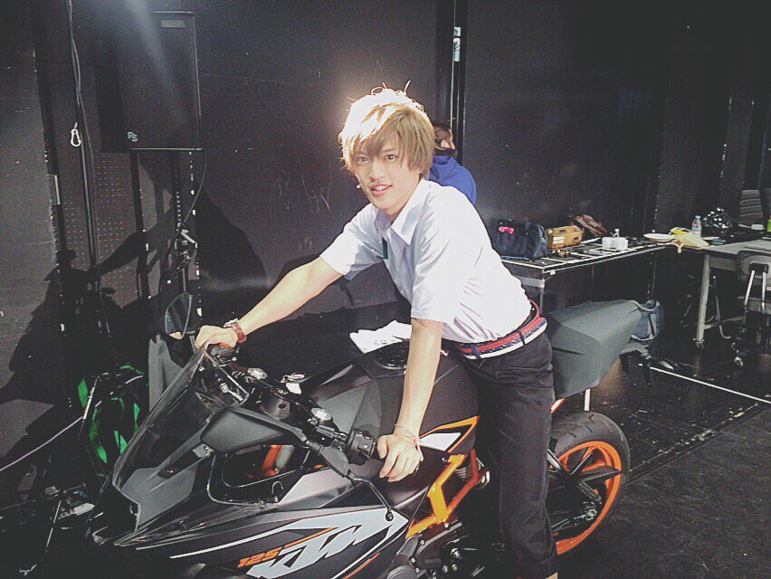 Tvアニメ 残響のテロル Premium 3d Stage 残響のテロル いよいよ本日より19時 公演開始です 舞台のスペース上アニメと同じバイクは出せないですがktm Rc125が舞台上を走ります お楽しみに Zantero T Co Io0vcaoifu Twitter