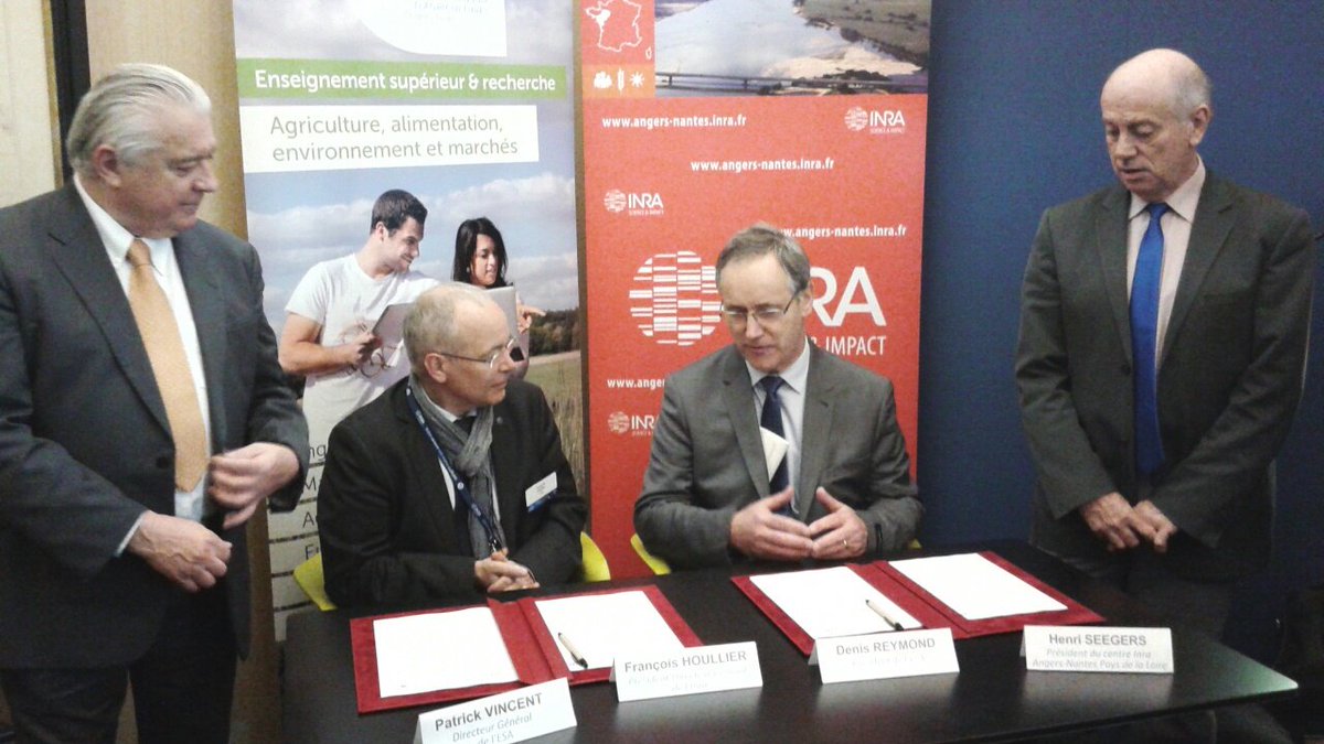 Angers_ALDEV's tweet photo. Signature de la convention de partenariat @Inra_France @Groupe_ESA au @Salondelagri #esaconnect #angers #SIAPRO2016 https://t.co/VSEGSwwray