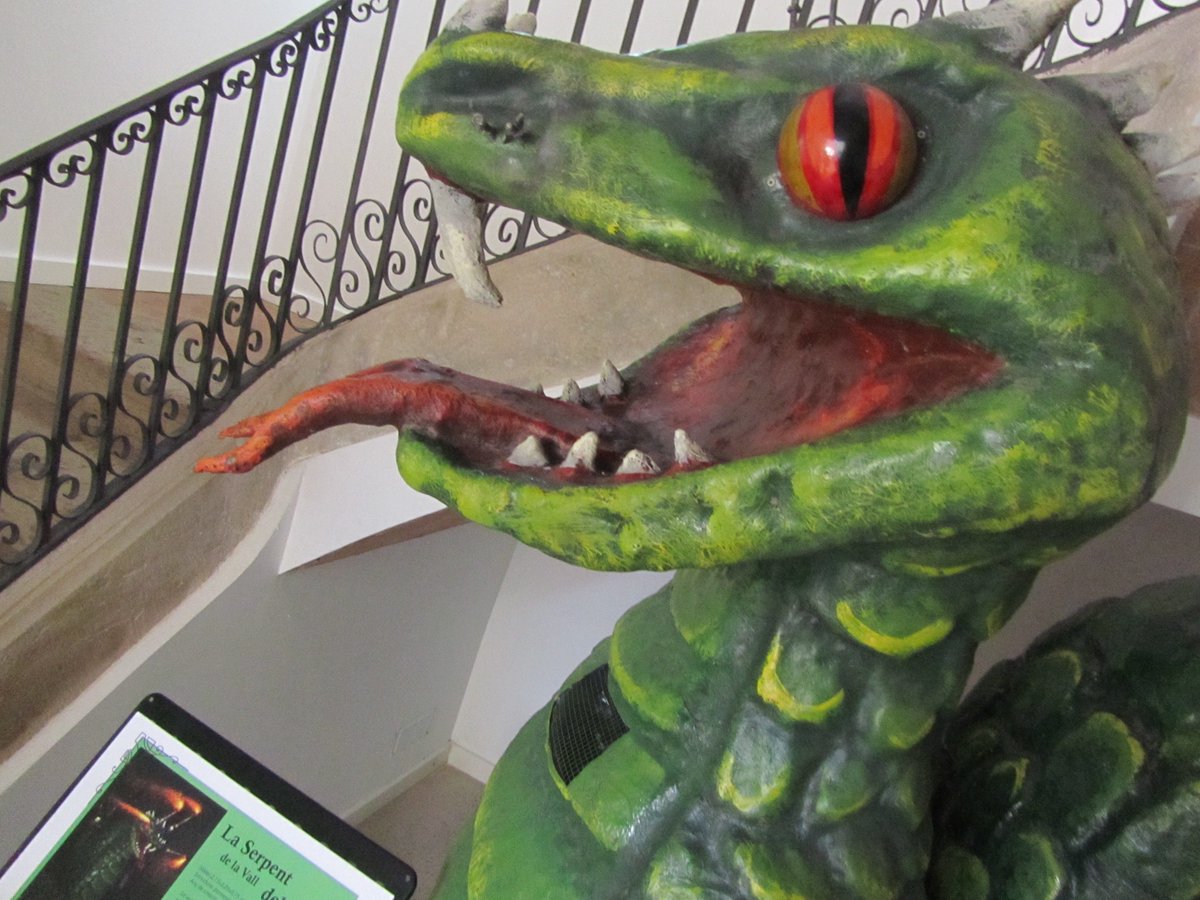 Ja la tenim aquí, la #serp dels <a href="/DiablesTenes/">Diables del Tenes</a> vigilarà la <a href="/bibcaoliveres/">Biblio Ca l'Oliveres</a> una temporada! Veniu i passeu a veure-la.