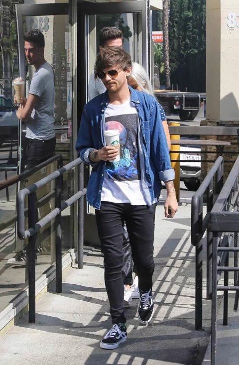 All1DUpdatesxx's tweet photo. Louis in LA! 01.03.16 (5-8) https://t.co/1ntxkGY1v1