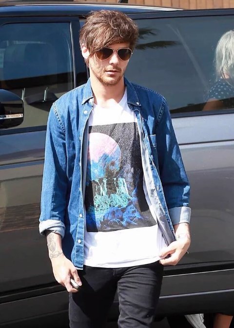 All1DUpdatesxx's tweet photo. Louis in LA! 01.03.16 (1-4) https://t.co/tCucyCSrFR