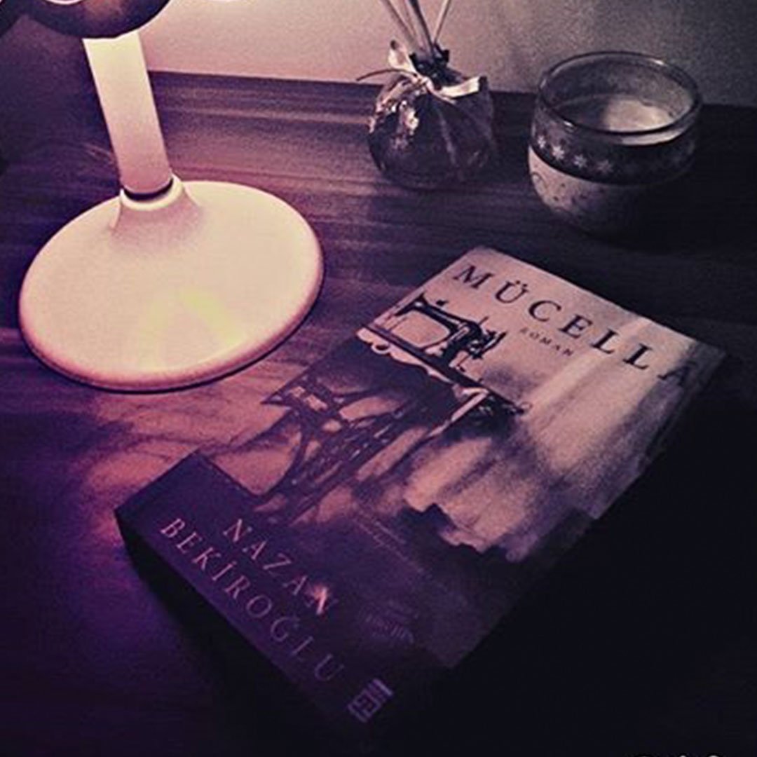 _Mucella_'s tweet photo. ''En fazla ilk karşılaşmamızı hatırlıyorum. Henüz hiçbir acıya bulanmamış o saf tanışma anını.'' Mücellâ... https://t.co/MYor4DMH1u