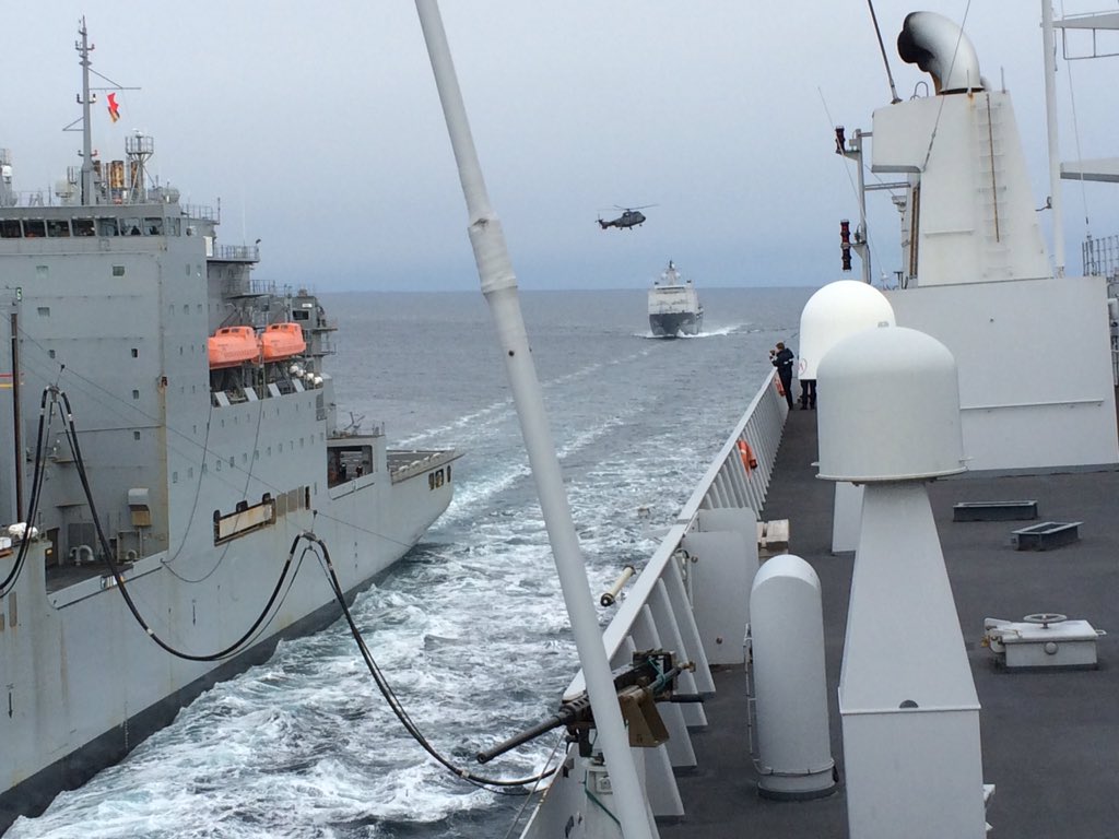COMNLFLEET's tweet photo. Bevoorraden op zee en helikopteroperaties, goede operationele training tijdens de oefening #ColdResponse16 https://t.co/6bctSswZou