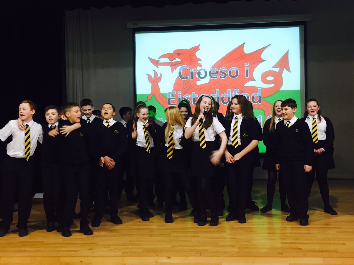 Yr7NewportHigh's tweet photo. 7LDA, 7LHO, 7AMC and 7SP competing in the Eisteddfod yesterday. What a great atmosphere @NewportH @NhsCymraeg https://t.co/f0NvIuOHwQ