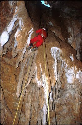 beguesceb's tweet photo. Curs d'Iniciació a #Espeleologia a #Begues. 2 caps de setmana > https://t.co/qfLTFXQrOG https://t.co/pvvC9oO4BS