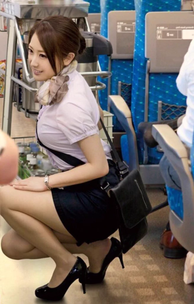 新幹線の女性乗務員が、美人過ぎる♥♥これは神レベルだ..