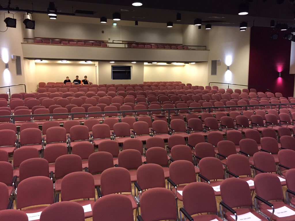 Der leere Festsaal Falkenberg vor #PhysikinHollywood  . Gleich geht's los bei der Joachim Herz Stiftung.