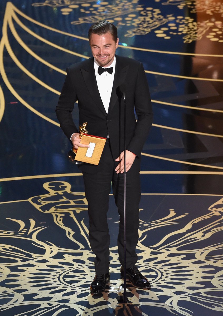 Fun_TechTips's tweet image. Photo appearing to show Leo DiCaprio flipping off the Academy has people going nuts buff.ly/1ScHYqx