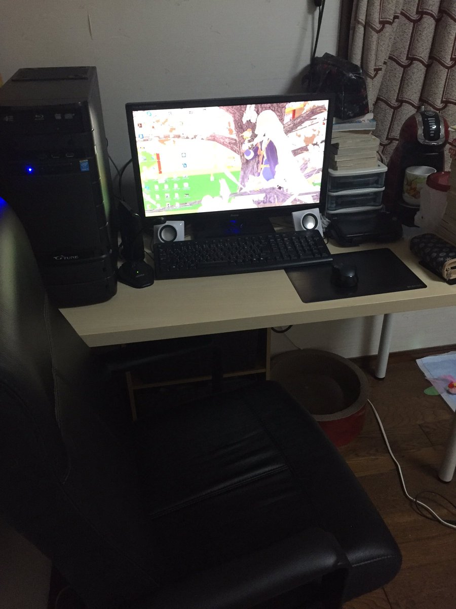 のめ テーブルの上にパソコン 本体とモニター マイク スピーカー コーヒーメーカーと漫画 足元の棚に設定資料やらペンタブやら 棚の横に猫のベッドと見えないけど非常用電源 Mmderさんの作業環境が見たい T Co Y9s2ck5mgl
