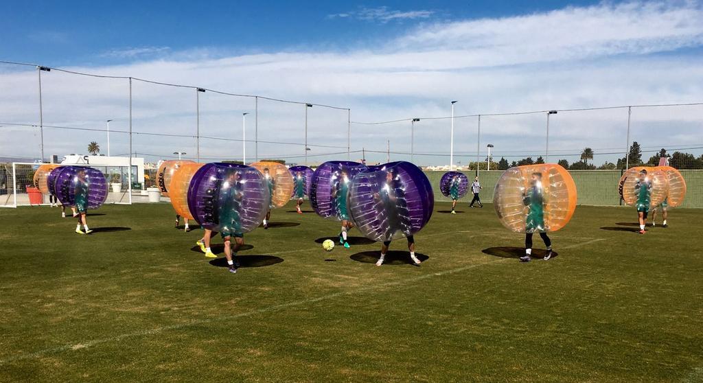 AlbaceteBPSAD's tweet photo. Se aprovecha para,después del entrenamiento, realizar otras actividades. Fútbol dentro de una burbuja.Gran ambiente https://t.co/dPmD0DLPIQ