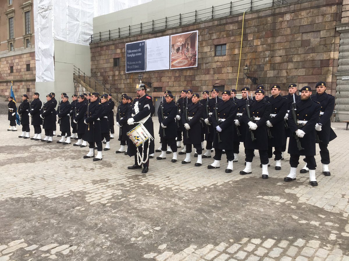 Bajonett på, kontroll av utrustning, avlämning inför avmarsch, trumslagaren på plats. Nu är vi redo #högvakt #svfm