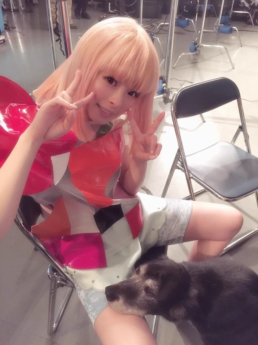 きゃりーぱみゅぱみゅが犬とのサービスショット♥♥これは素晴らしすぎる..