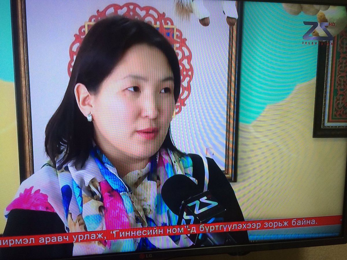 #СайханМэдээ
Батцэцэг гэх энэ бүсгүй
2 өрөө байраа зарж "Нобелийн шагналтнууд" хүүхдийн номын сан байгуулжээ.
🙏🏾🙏🏾🙏🏾