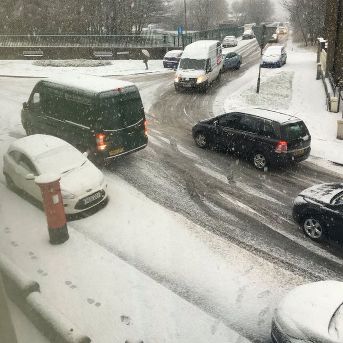 AmazingAccy's tweet photo. Snow causing traffic chaos in Hyndburn via @AccringtonNews - https://t.co/CoCdZ2XcKU #Hyndburn https://t.co/Zx0NhDgQJV