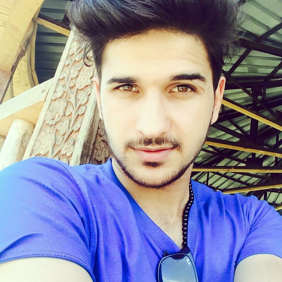 Thezayedwani's tweet photo. #Selfie #kashmir 😊 https://t.co/Syc1vV657D