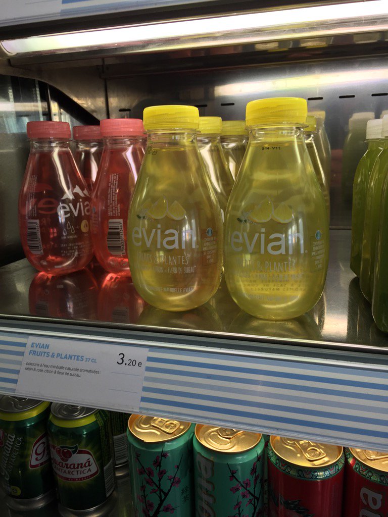 chez Cojean ! Nouveauté Evian bulle aromatisée 37cl. 2 parfums raisin-rose et citron-fleur de sureau à 3.20€