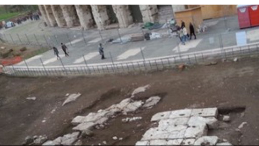 MindTheGuide's tweet image. #Rome #Colosseum Uncovered the original floor outside the #Amphiteather #MindtheGuide #Tours