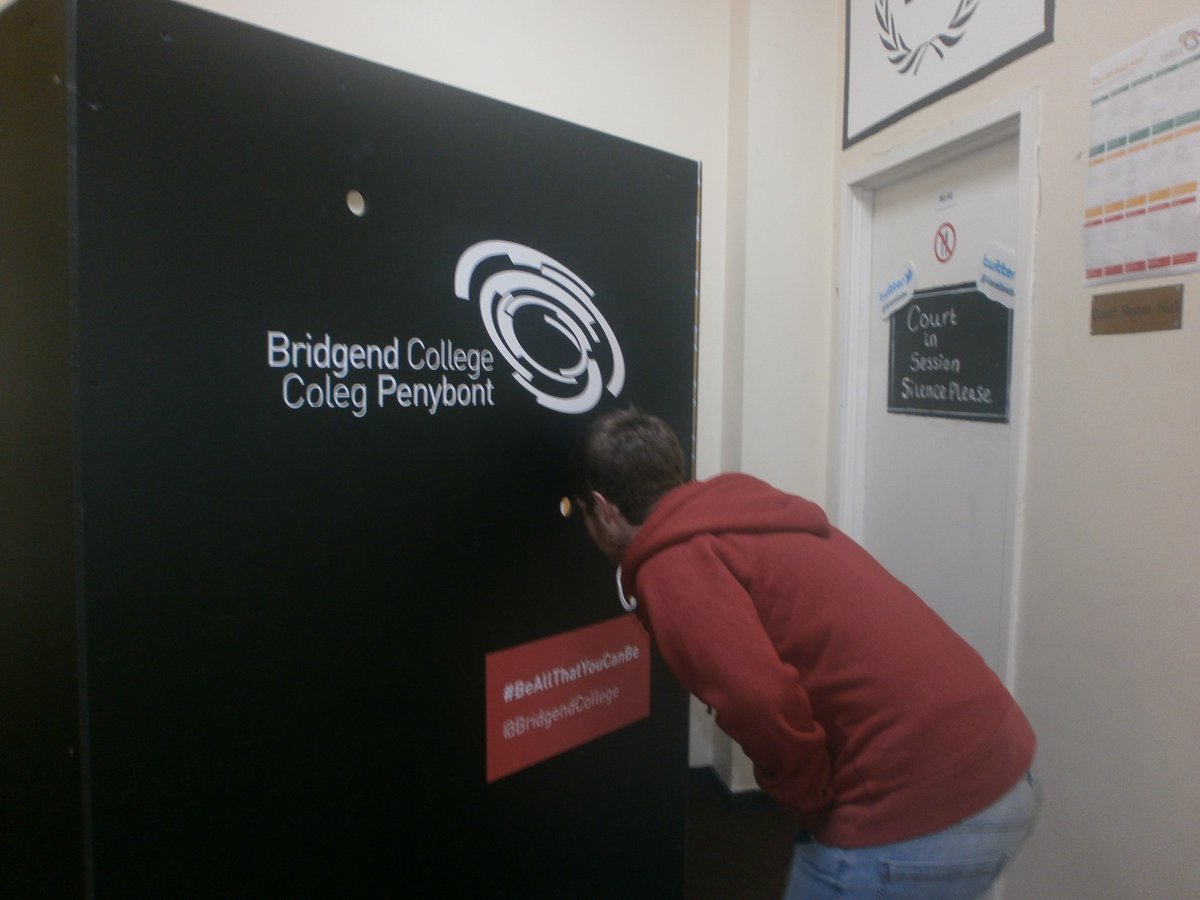 forensicsbc's tweet image. Tom,Year 2 Forensics trying to solve the murder in the box ,you'll never solve it, Tom ! @bridgendcollege @spirotte