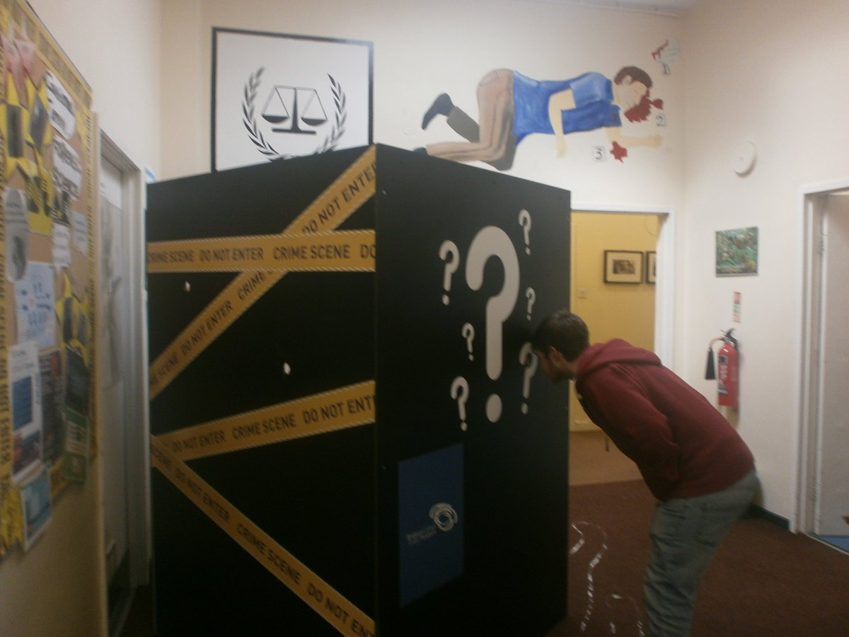 forensicsbc's tweet image. Tom,Year 2 Forensics trying to solve the murder in the box ,you'll never solve it, Tom ! @bridgendcollege @spirotte