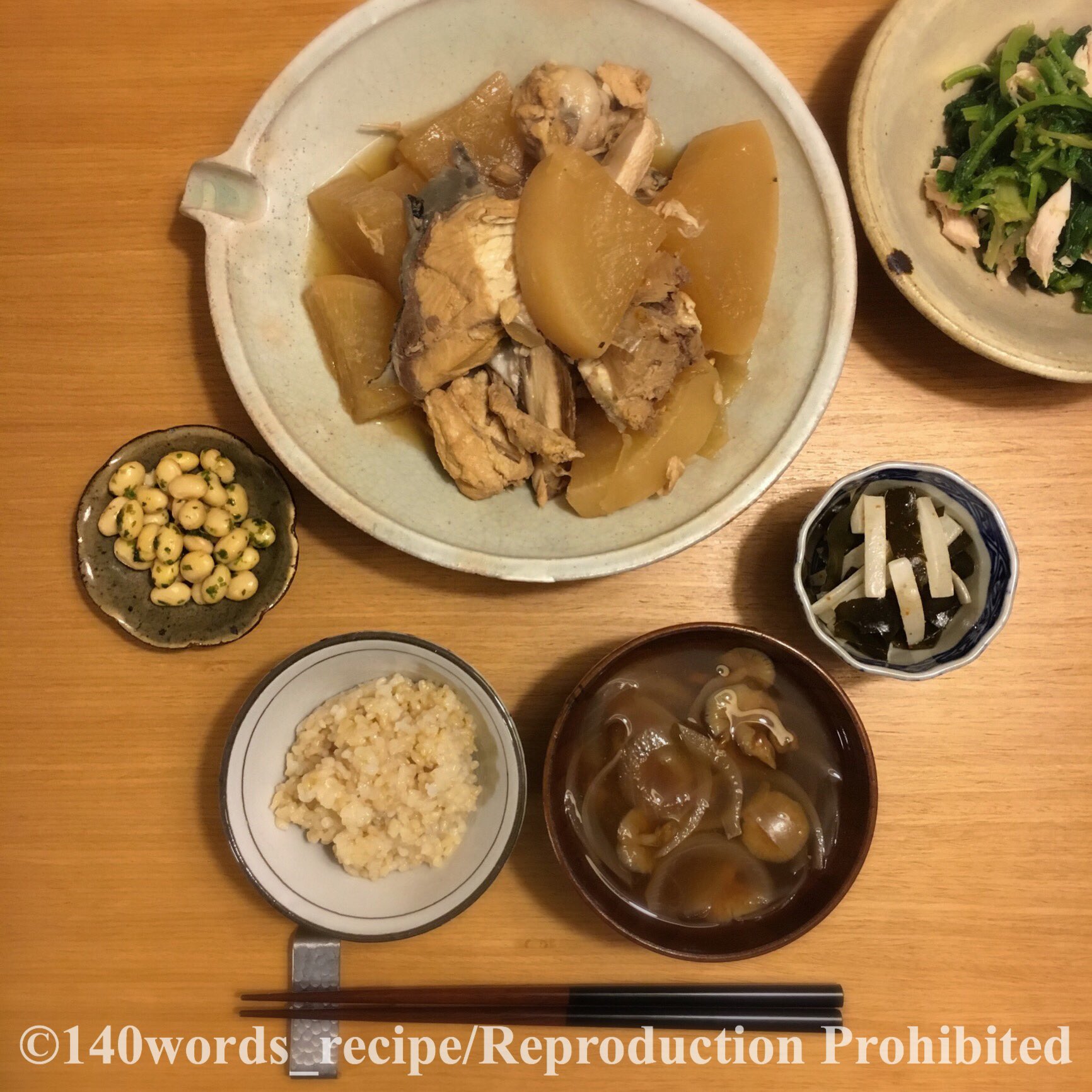 寿木けい No Twitter ぶり大根 ぶりのあらは塩して霜降り 鍋に大根 ぶり 水 酒を入れ着火 沸いたら落し蓋 アクを取りつつ煮る 大根が柔らかくなったら砂糖加え しばらくして醤油加えて更に10分煮る 一旦冷まして味をなじませ 食べる前に再度火を通す 寿木けい No Twitter ぶり大根 ぶりのあらは塩して霜降り 鍋に大根 ぶり 水 酒を入れ着火 沸いたら落し蓋 アクを取りつつ煮る 大根が柔らかくなったら砂糖加え しばらくして醤油加えて更に10分煮る 一旦冷まして味をなじませ 食べる前に再度火を通す