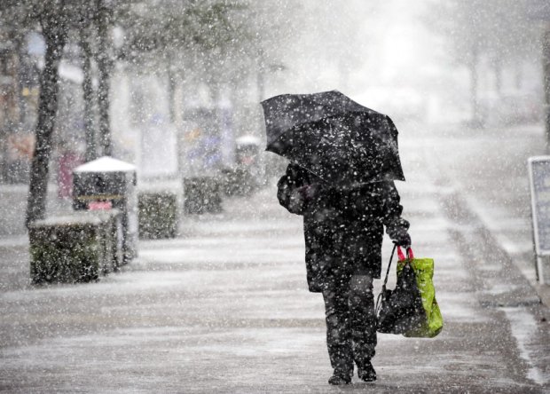 yorkshirepost's tweet photo. Snow storms hit Yorkshire - wintry conditions expected to last over weekend. https://t.co/9rFtktt3Gu https://t.co/fqZBTEzgdE