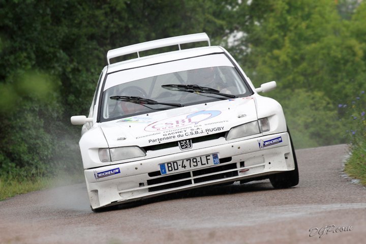 RallyAttitude's tweet photo. Chez moi le début d'une belle histoire c'était plutôt comme ça #RallyeDeBourgogne2011 #306Maxi #Cuoq #LastRT https://t.co/ATfkIakOHO